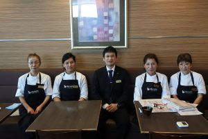 レストランスタッフのみなさんと。写真左から、吉塚さん、グルンさん、小原支配人、金子さん、川尻さん