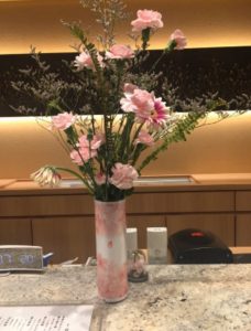 花瓶に生けられた花々