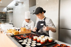 準備中のレストランスタッフ