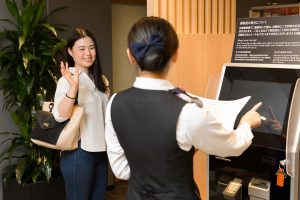 挨拶をして帰る女性